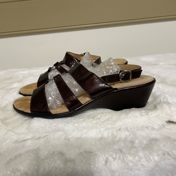 Soft spots Patent leather sandals - Picture 9 of 9